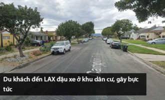 du-khach-den-lax-dau-xe-o-khu-dan-cu-gay-buc-tuc